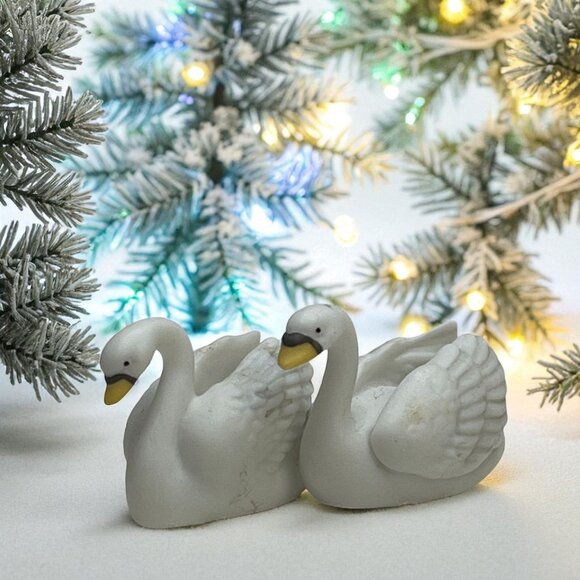 Dept 56 Six Geese A-Laying - 2 Geese - Dicken's Village Loose Figurine From 1995 - Picture 1 of 6